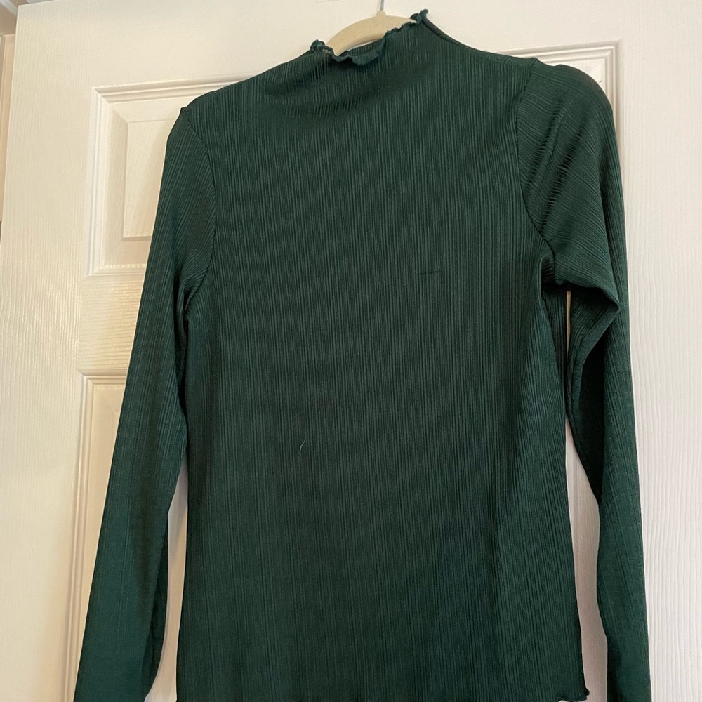 H&M Ribbed Lettuce Hem Mockneck Shirt in Emerald Green